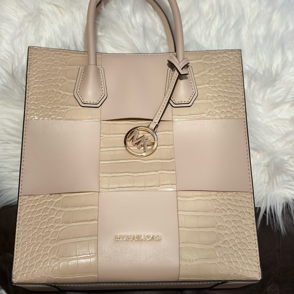 Authentic Michael Michael Kors Mercer MD NS Shopper, in Buff NWT - Picture 2 of 15